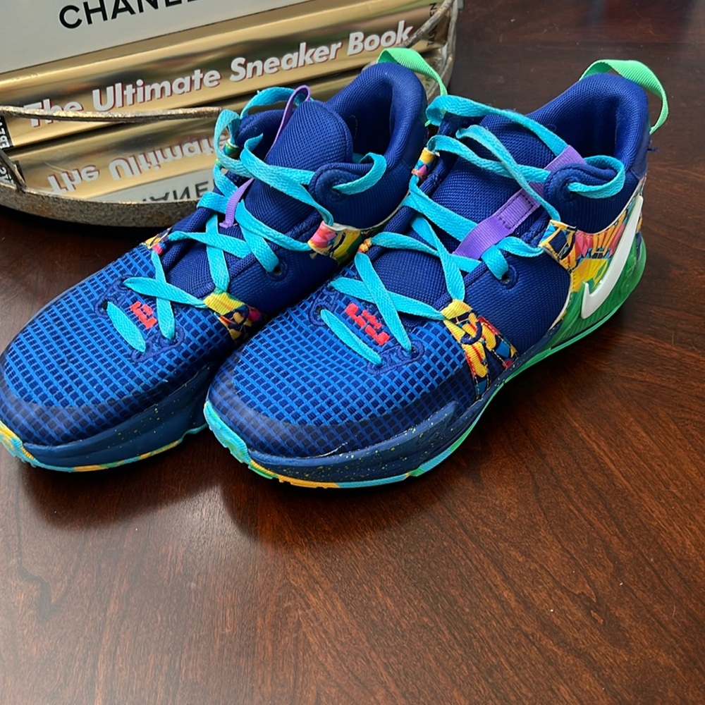 Boys Nike basketball shoes. Size 6.5M US